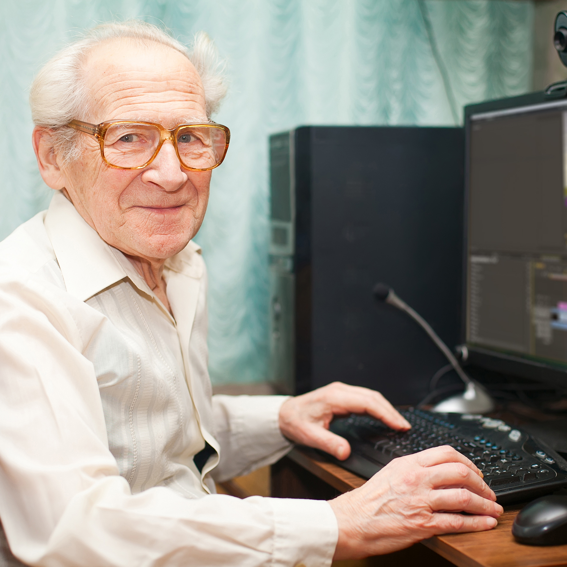 Älterer Herr beim Videoschnitt am Computer